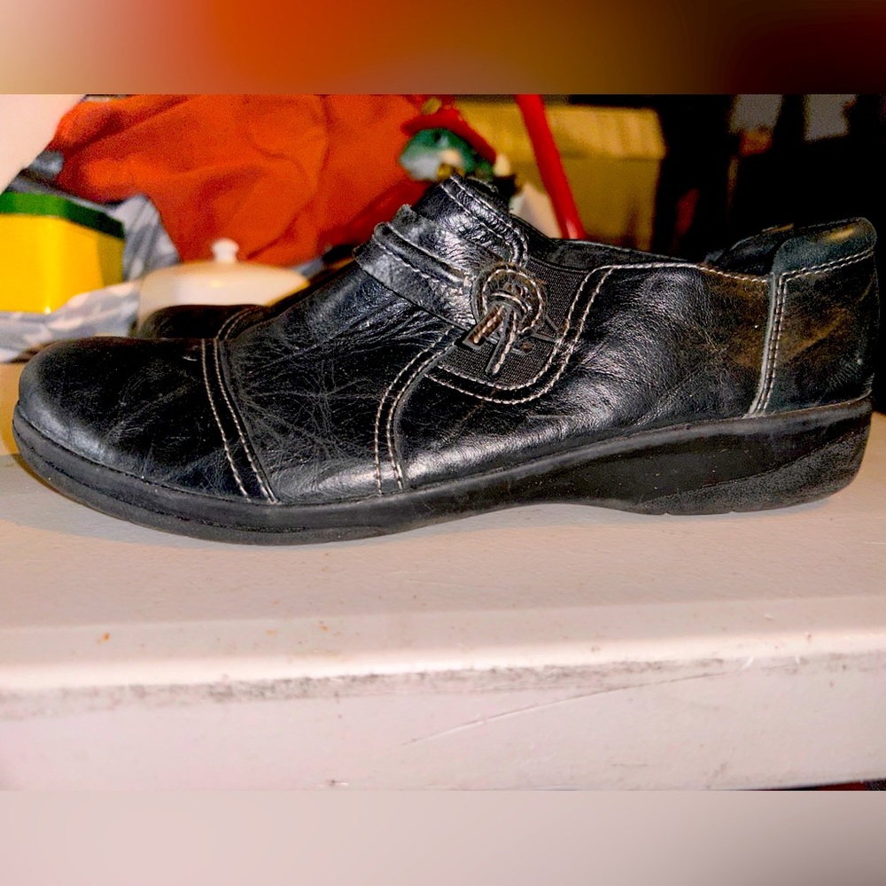 Size 8 women’s. Very comfortable, “Comfort by Clark’s” nonslip, slip-on leather